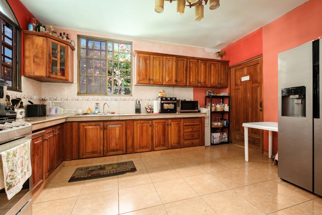 Cozy and spacious 4 bedroom house for sale — photo 2